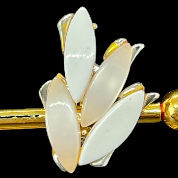 Vintage Climber Clip On Earrings Opaque White Pearly Thermoset Silver Setting - Picture 4 of 10